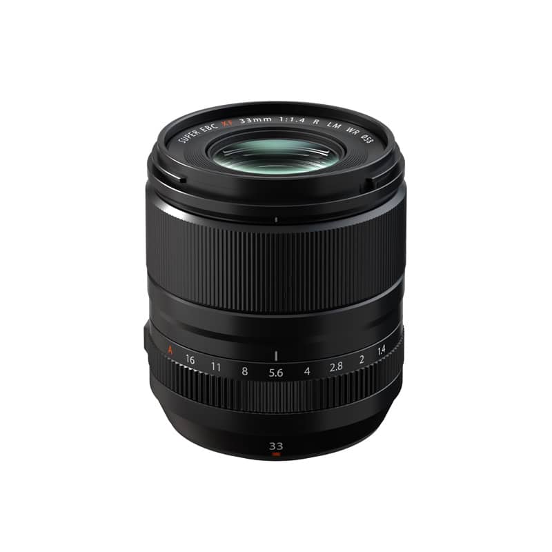Fujinon XF33mm F1.4 R LM WR Objektiv auf weißem Hintergrund.