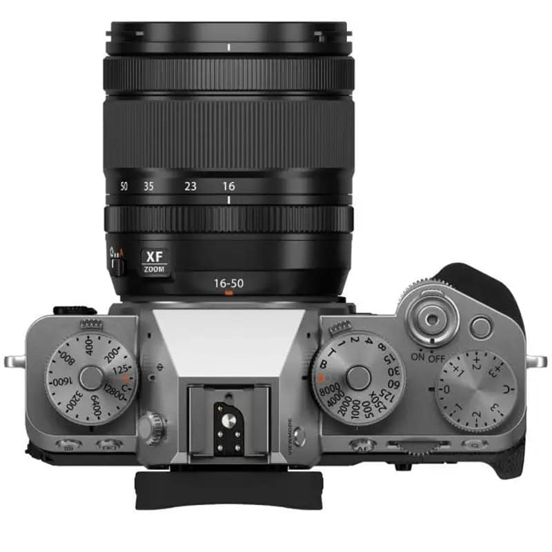 Fujifilm X-T5 Kamera mit XF16-50mm F2.8-4.8 R LM WR Objektiv, silber.