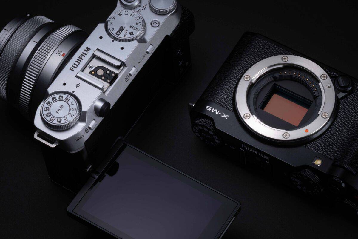 Fujifilm X-M5 Kamera mit Objektiv und klappbarem Display.